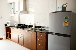 Full-sized fridge, microwave, stovetop, electric kettle