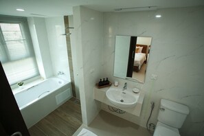Separate tub and shower, free toiletries, hair dryer, slippers - Nivas Chiangmai (Chiang Mai)
