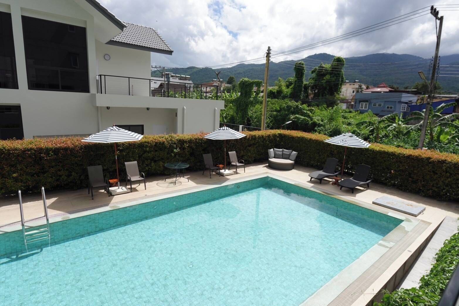 Una piscina al aire libre (de 07:00 a 21:00), sombrillas, tumbonas