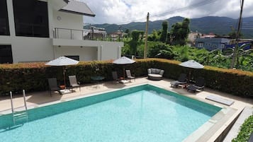 屋外プール、営業時間 7:00 ~ 21:00、プール パラソル、サンラウンジャー