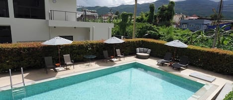 Außenpool, geöffnet von 07:00 Uhr bis 21:00 Uhr, Sonnenschirme