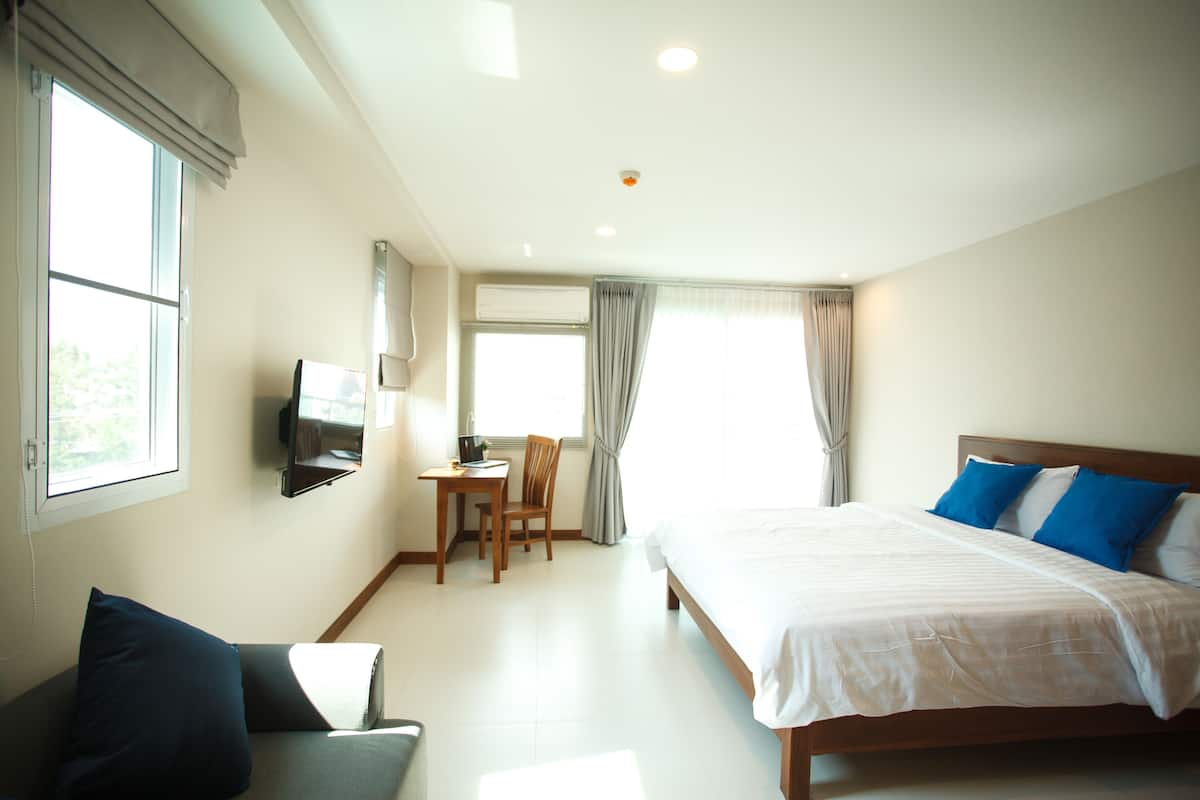 Deluxe Corner Room | Desk, soundproofing, WiFi (free), bed sheets