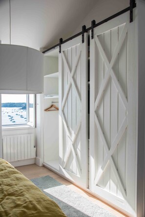 2 Schlafzimmer, Zimmersafe, Schreibtisch, Bügeleisen/Bügelbrett