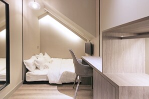 Quarto casal, banheiro compartilhado (5 hours: 10AM-3PM) | Cofres nos quartos, escrivaninha, quartos à prova de som