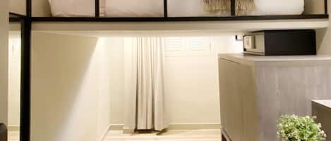 Double Room, Shared Bathroom (5 hours: 10AM-3PM) | Peti besi dalam bilik, meja, kalis bunyi, Wi-fi percuma