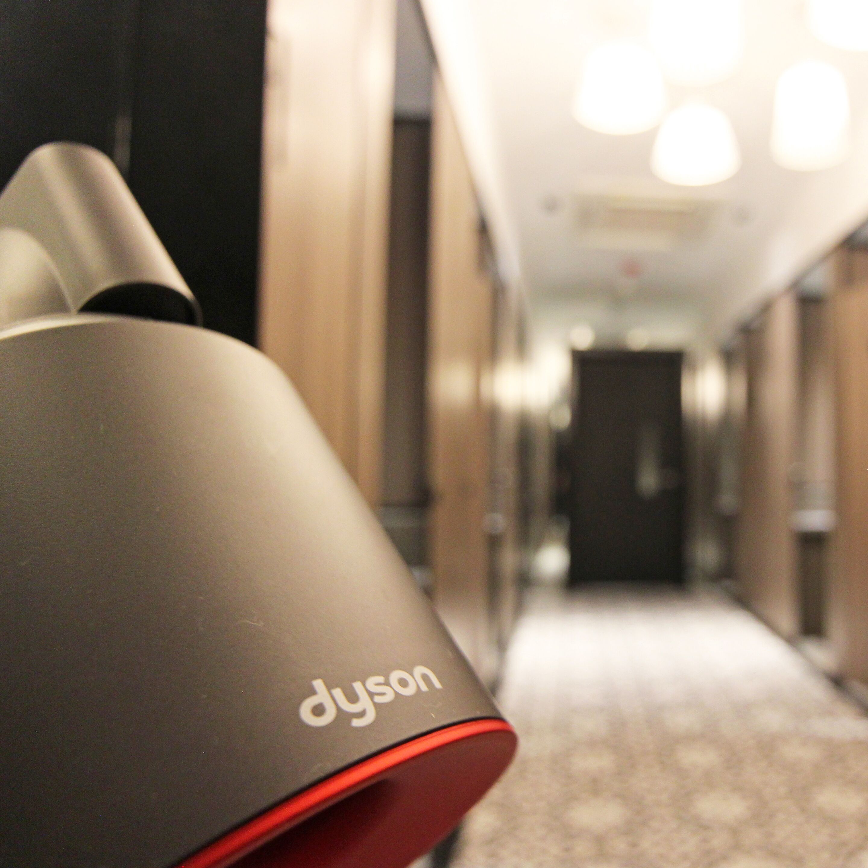 Un couloir avec un purificateur d’air Dyson sur le côté gauche.