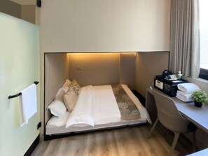 Double, Window, DAYUSE, 5 hours: 17:00-22:00 | Pengeskab på værelset, skrivebord, lydisolering, gratis Wi-Fi