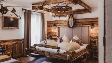 Habitación romántica, 1 habitación, no fumadores, vistas a la montaña | Caja fuerte, escritorio, ropa de cama