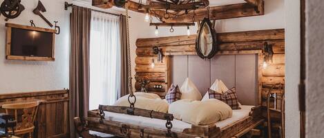 Romantic Room, 1 Bedroom, Non Smoking, Mountain View | In-room safe, desk, bed sheets