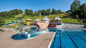 Une piscine avec un toboggan et une structure en forme de bateau.