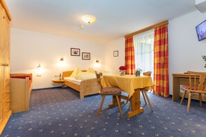 ห้องแฟมิลี่ | ตู้นิรภัยในห้องพัก, โต๊ะทำงาน, ผ้าปูที่นอน