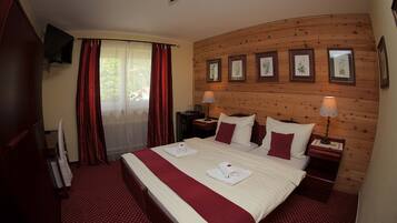 Kamar Double Klasik | Brankas, dilengkapi dengan perabotan berbeda-beda, dan meja kerja