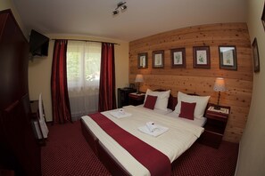 Kahden hengen classic-huone | Tallelokero huoneessa, yksilöllisesti kalustettu, työpöytä