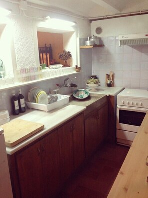 Fridge, oven, coffee/tea maker, toaster