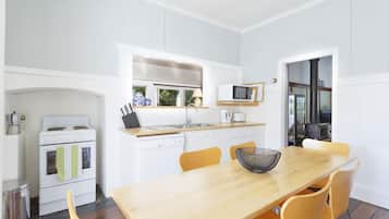 雪櫃、微波爐、焗爐、爐具