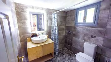 House, 2 Bedrooms | Bathroom | Shower, free toiletries, hair dryer, slippers