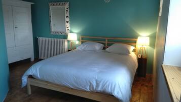 2 slaapkamers, een strijkplank/strijkijzer, beddengoed