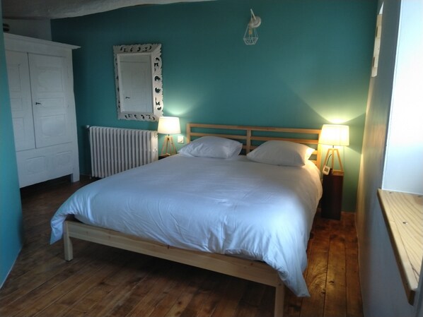 2 bedrooms, iron/ironing board, bed sheets