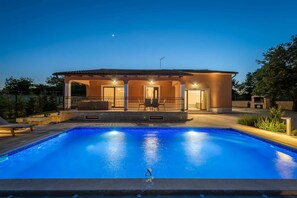 Una piscina al aire libre