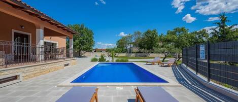 Una piscina al aire libre