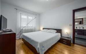 3 habitaciones, tabla de planchar con plancha, wifi y ropa de cama