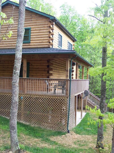The West Virginian 3 storey log cabin in 10 acre wooded area adjacent to Pipestem State Park and Resort.