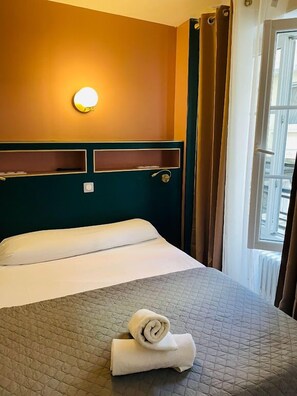 Individually decorated, individually furnished, desk, blackout drapes - Hôtel Résidence de Bruxelles Paris-Gare du nord direct Eurostar - proche Montmartre - Sacré Coeur (Paris)
