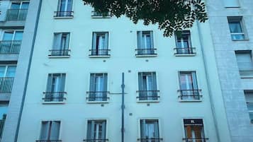 A multi-story building with the sign 'RESIDENCE DE BRUXELLES' indicating it is a hotel.