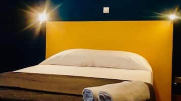 Standard enkelrum | Individuell inredning, unika möbler, skrivbord och mörklÀggningsgardiner