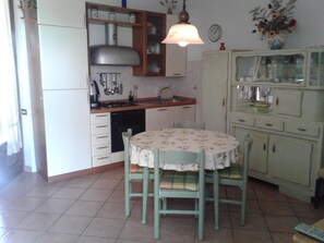 Refrigerador, horno, parrilla de estufa y lavavajillas 