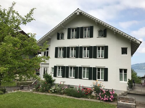 Dachwohnung mit Blick auf den Thunersee und Berge