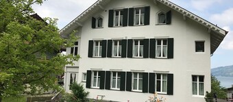 Attic flat with a view of Lake Thun and the mountains.