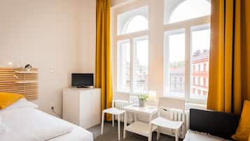 Cortinas blackout, wifi gratis y ropa de cama