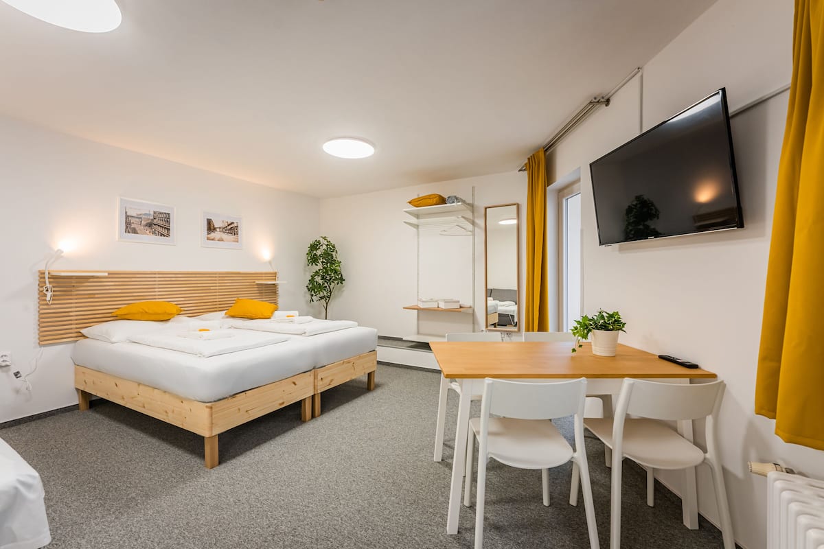 Apartamento família, 2 quartos, sacada, vista para o pátio | Cortinas blackout, Wi-Fi de cortesia, roupa de cama