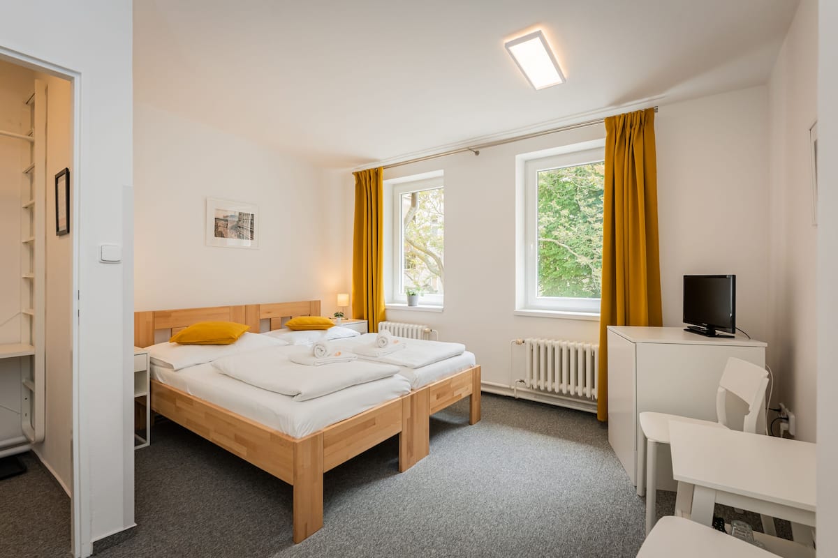 Quarto casal ou duplo básico, 1 quarto, geladeira, vista para o pátio | Cortinas blackout, Wi-Fi de cortesia, roupa de cama