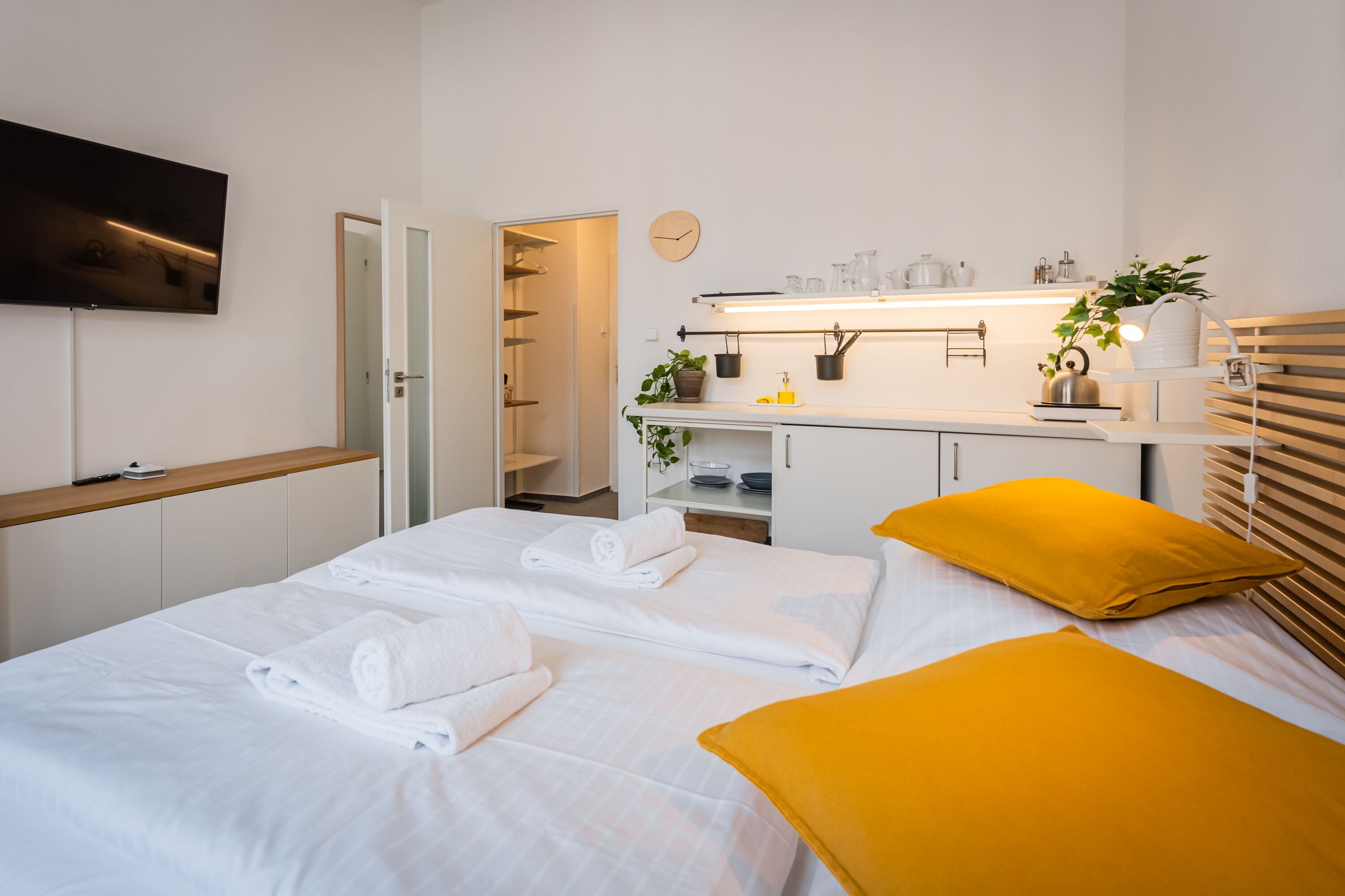 superior room, 1 bedroom, kitchenette, city view | in-room dining