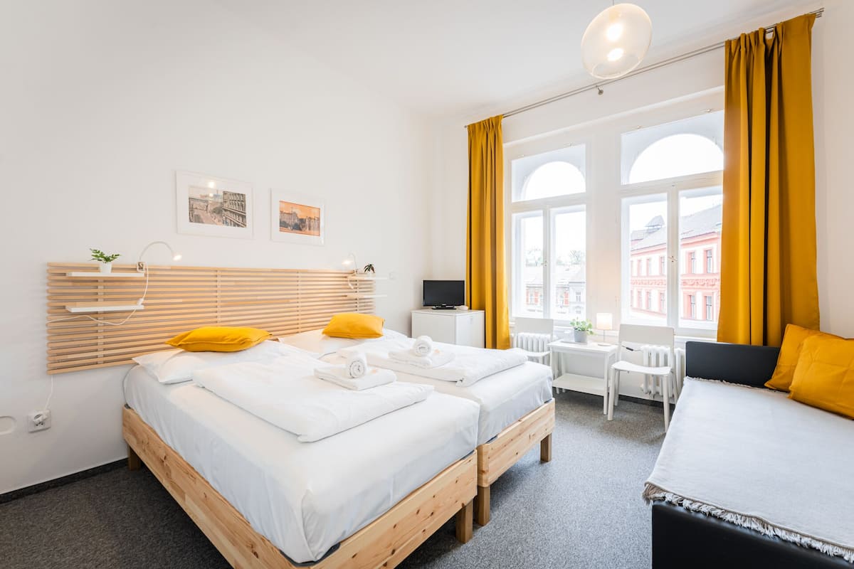 Quarto triplo urbano, 1 quarto, geladeira, vista para a cidade | Cortinas blackout, Wi-Fi de cortesia, roupa de cama