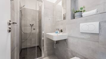 Quarto casal ou duplo básico, 2 camas de solteiro | Banheiro | Chuveiro, chuveiro com efeito de chuva, secador de cabelo