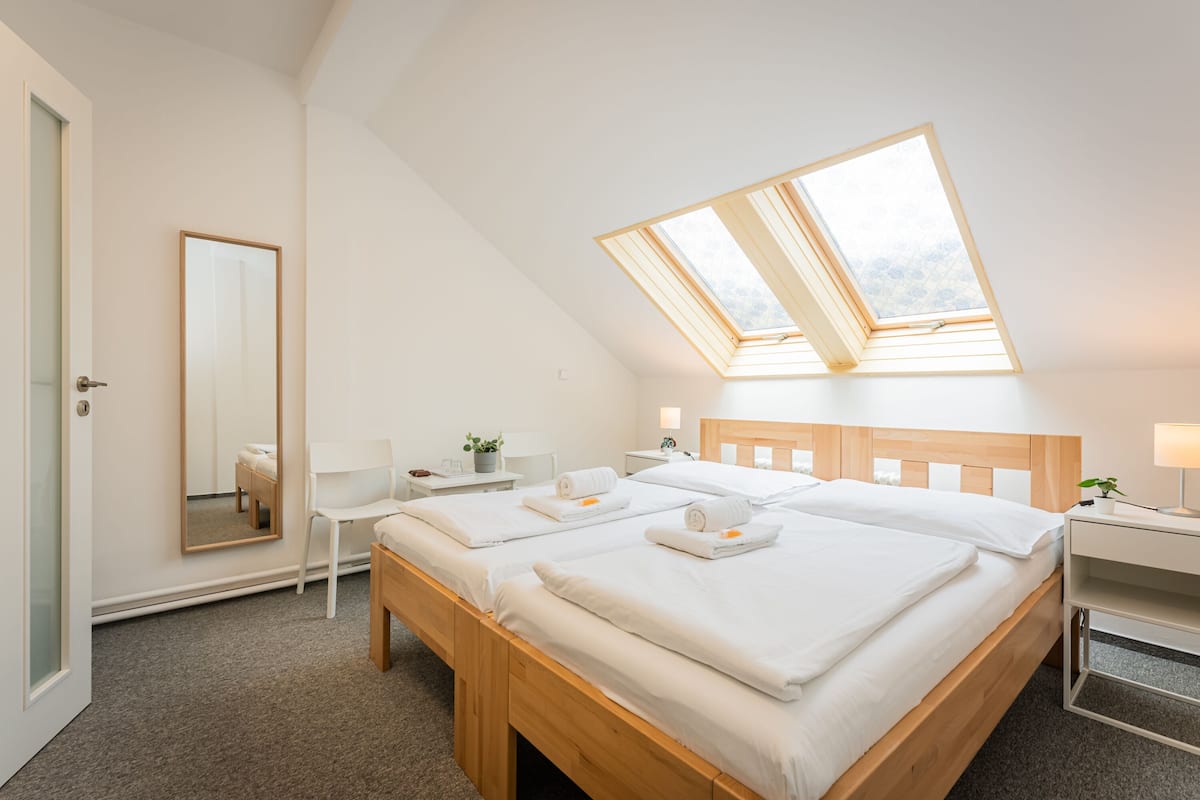 Quarto casal ou duplo básico, 2 camas de solteiro | Cortinas blackout, Wi-Fi de cortesia, roupa de cama