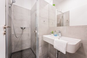 City-Apartment, 2 Schlafzimmer, Verbindungszimmer, Stadtblick | Badezimmer | Dusche, Regendusche, Haartrockner, Handtücher