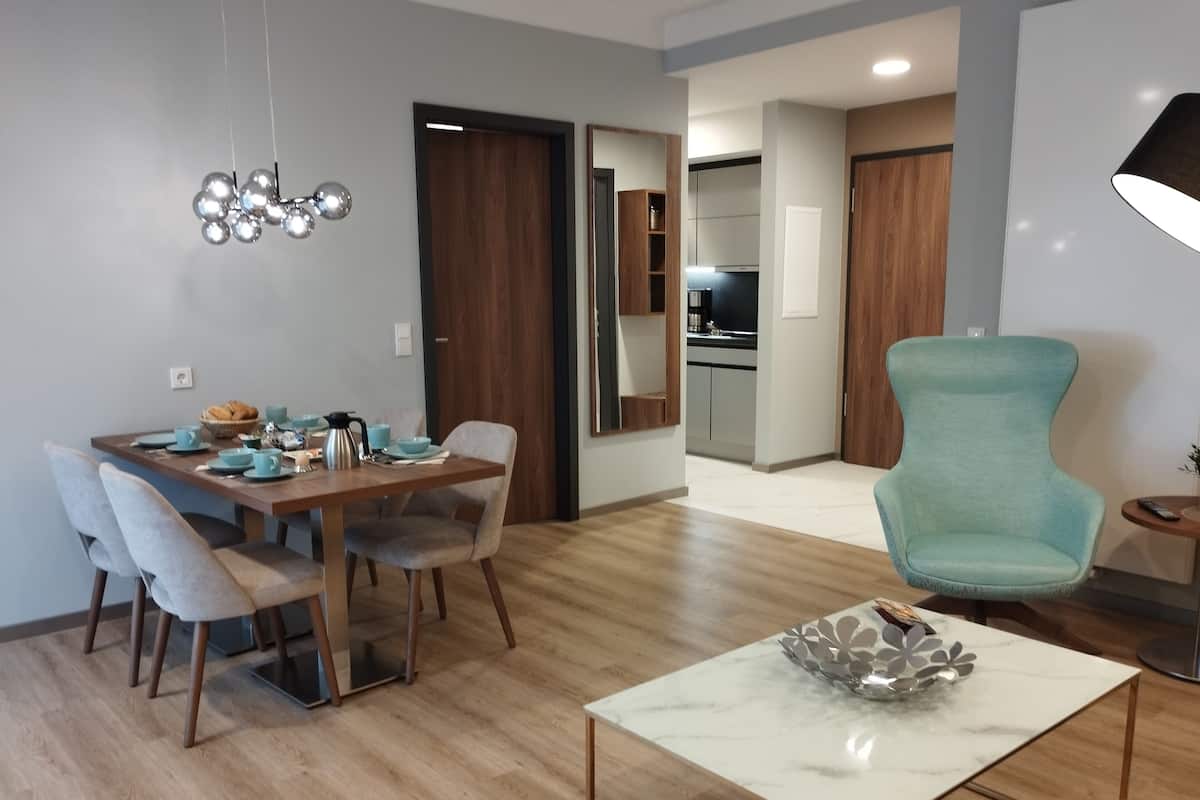 Appartement Deluxe, 2 chambres, non-fumeurs, cuisine | Coin séjour | Espaces bureaux