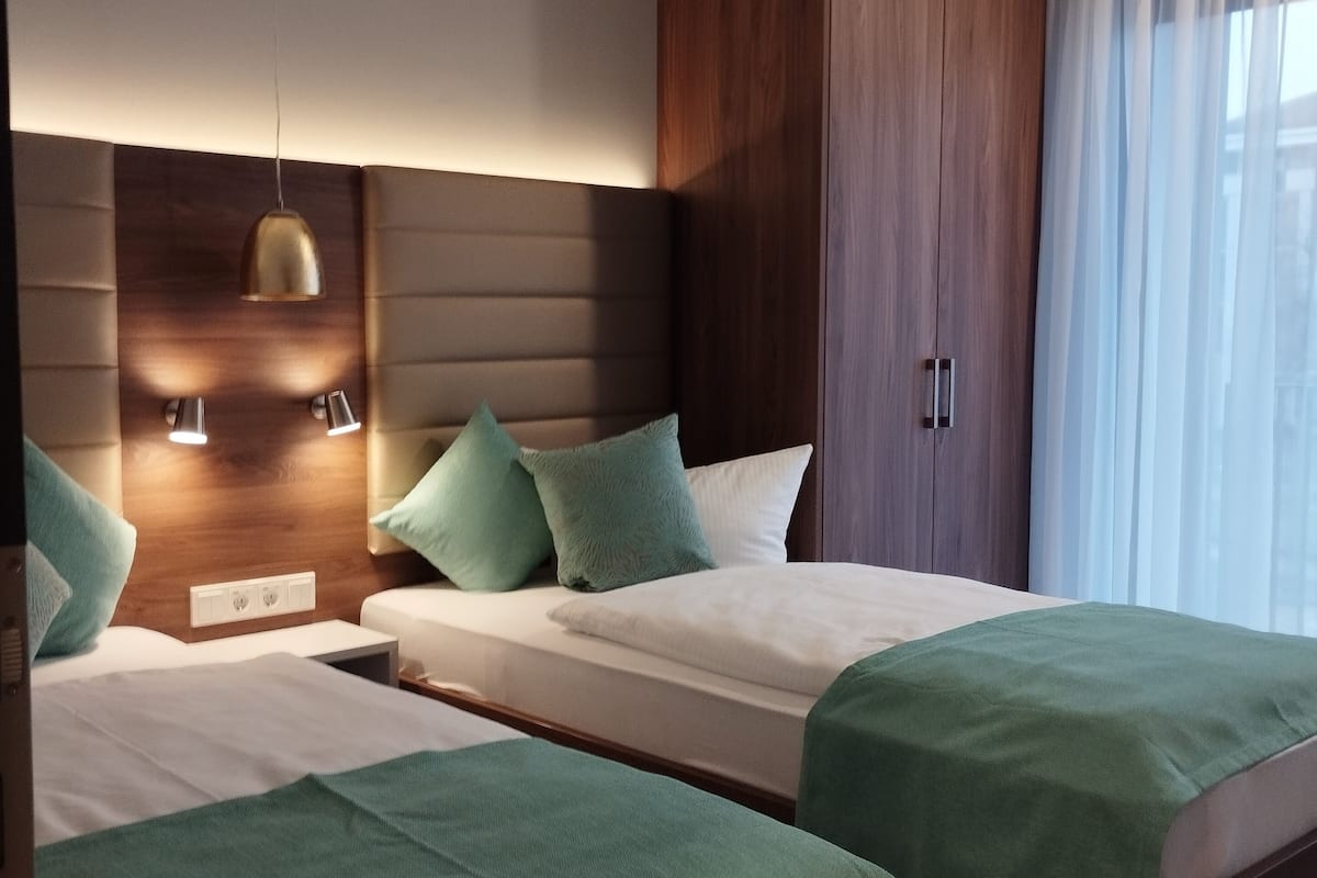 deluxe apartment, 2 bedrooms, non smoking, balcony | 1 bedroom, hypo-allergenic bedding, in-room safe, desk