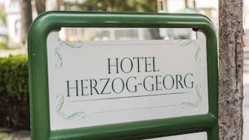 Schild für Hotel Herzog-Georg.