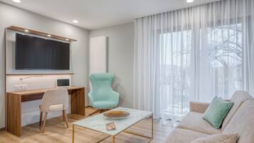 Deluxe-Apartment, 2 Schlafzimmer, Nichtraucher, Küche | Wohnbereich | Arbeitsbereiche