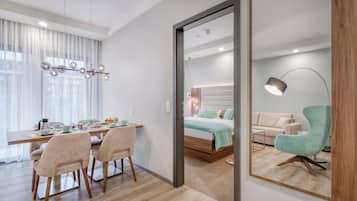 Deluxe Apartment, 2 Bedrooms, Non Smoking, Kitchen | In-room dining