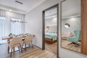 Deluxe Apartment, 2 Bedrooms, Non Smoking, Kitchen | In-room dining
