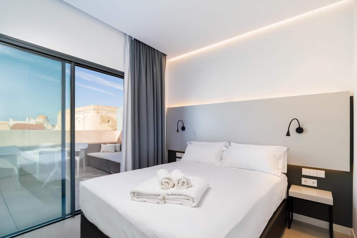 premium bedding, down duvets, minibar, in-room safe