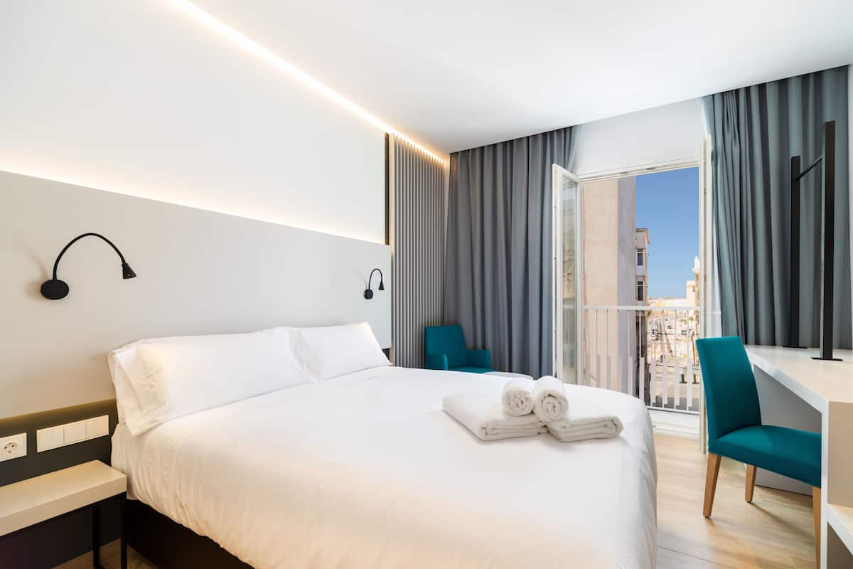 Ropa de cama de alta calidad, cubrecamas y minibar