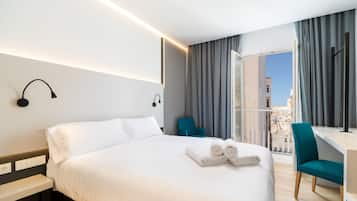 Ropa de cama de alta calidad, cubrecamas y minibar