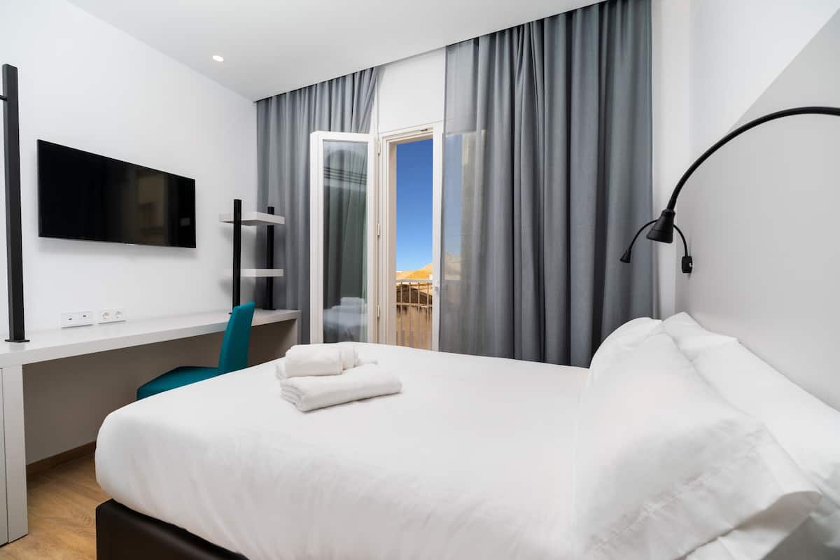 Ropa de cama de alta calidad, cubrecamas y minibar